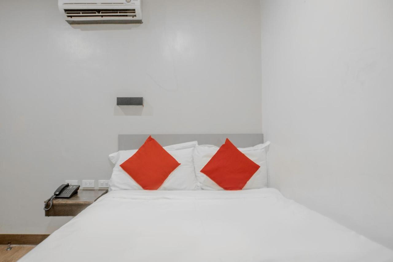 Oyo 637 Fox Hotel Quezon City Exterior photo