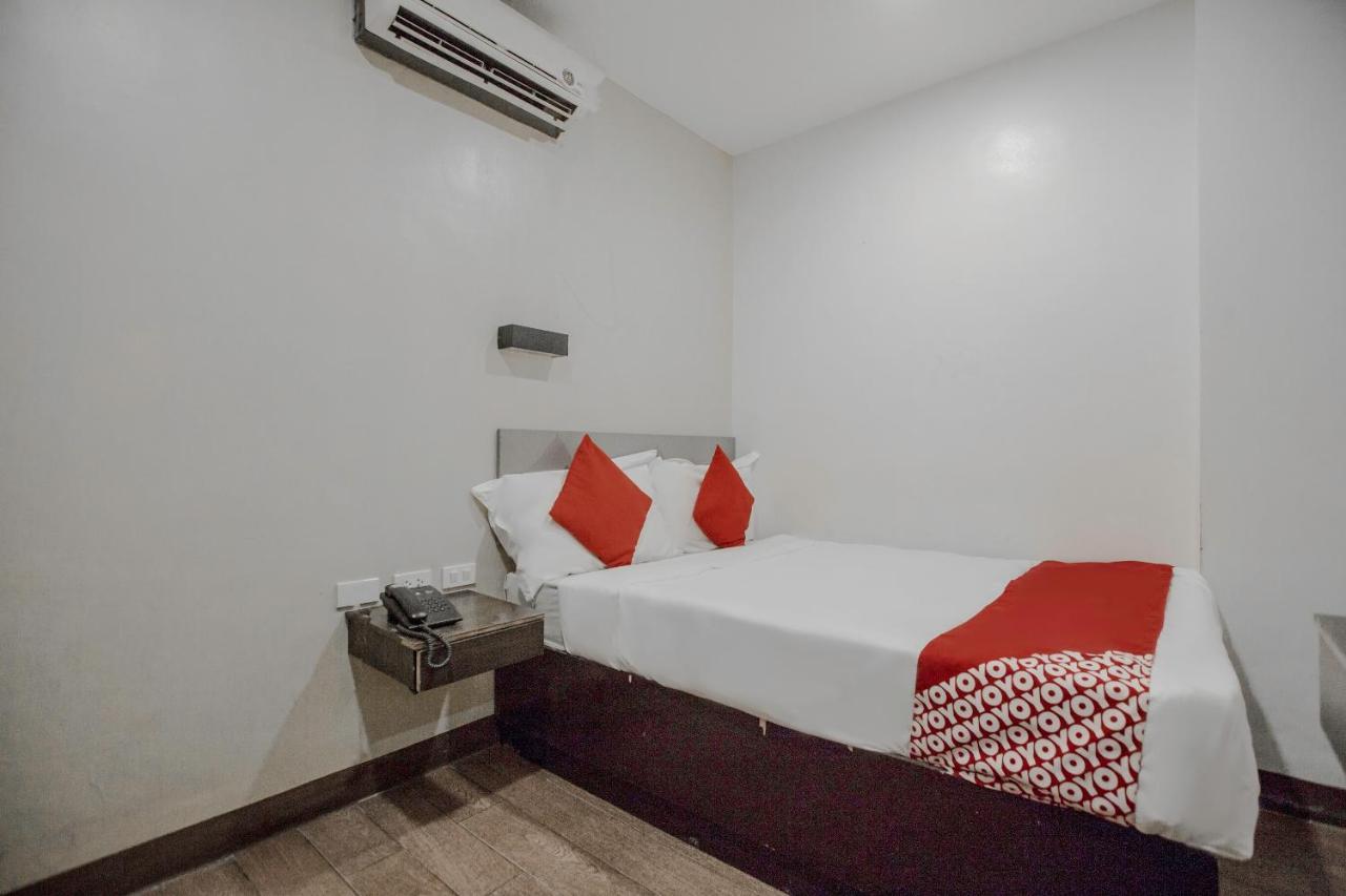 Oyo 637 Fox Hotel Quezon City Exterior photo