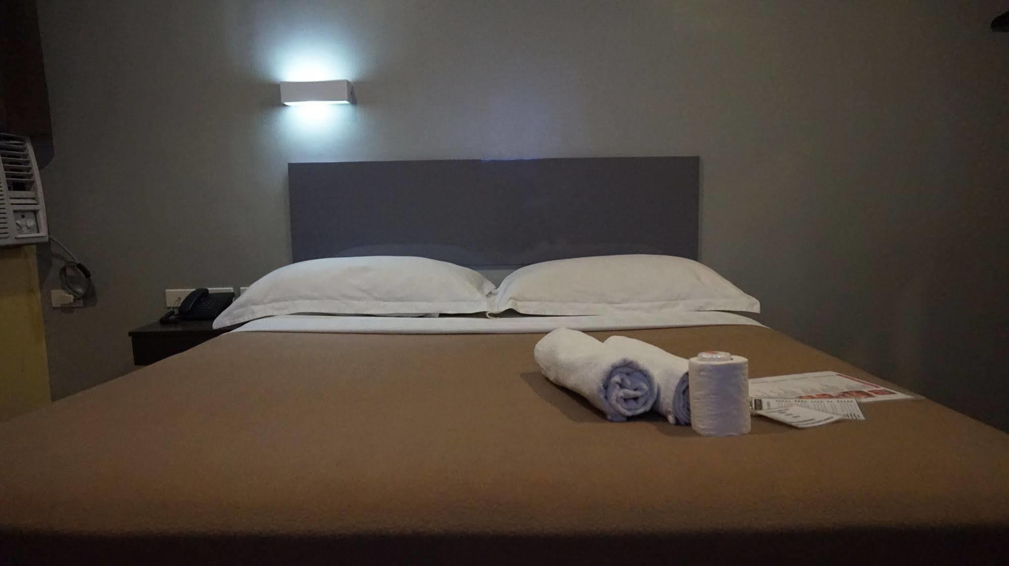 Oyo 637 Fox Hotel Quezon City Exterior photo