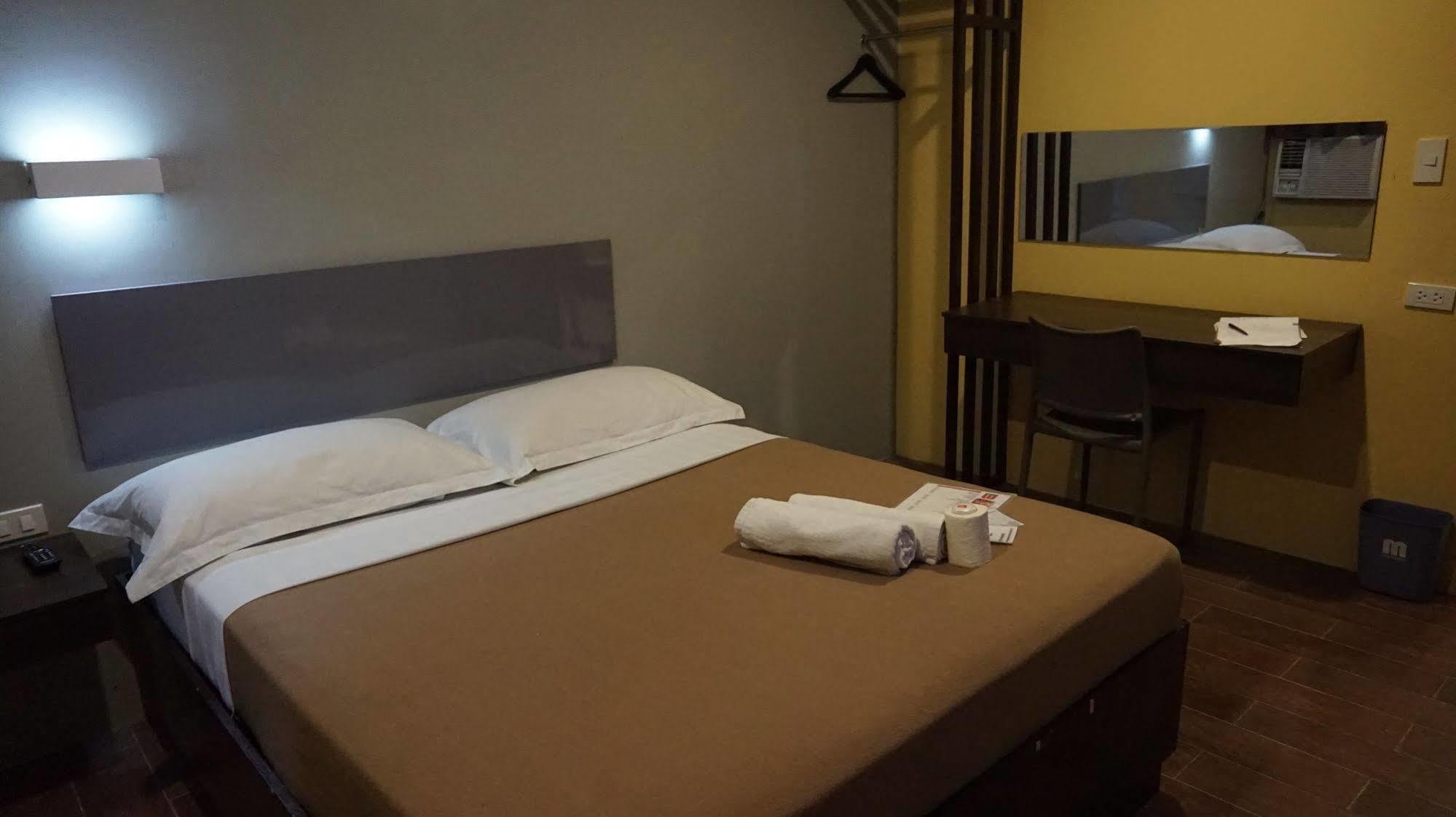 Oyo 637 Fox Hotel Quezon City Exterior photo