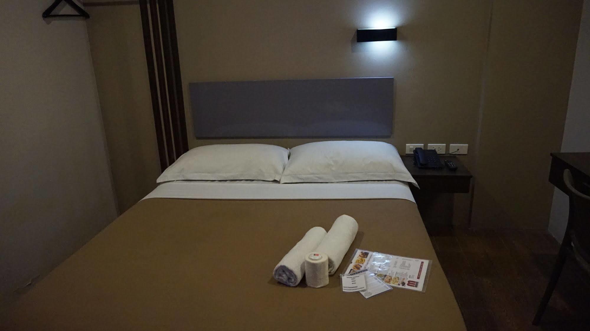 Oyo 637 Fox Hotel Quezon City Exterior photo
