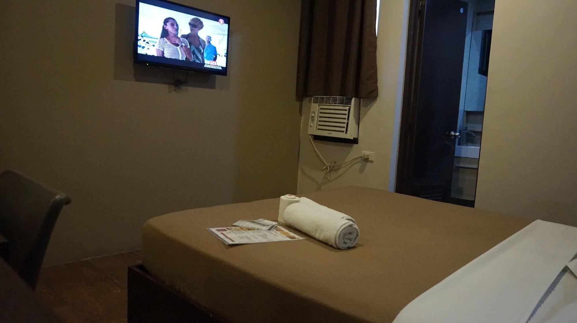 Oyo 637 Fox Hotel Quezon City Exterior photo