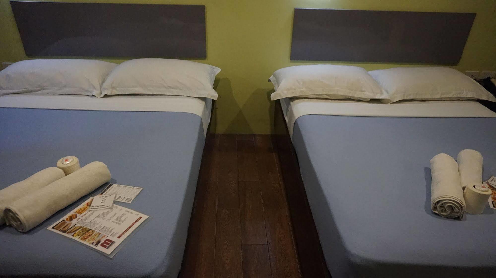 Oyo 637 Fox Hotel Quezon City Exterior photo