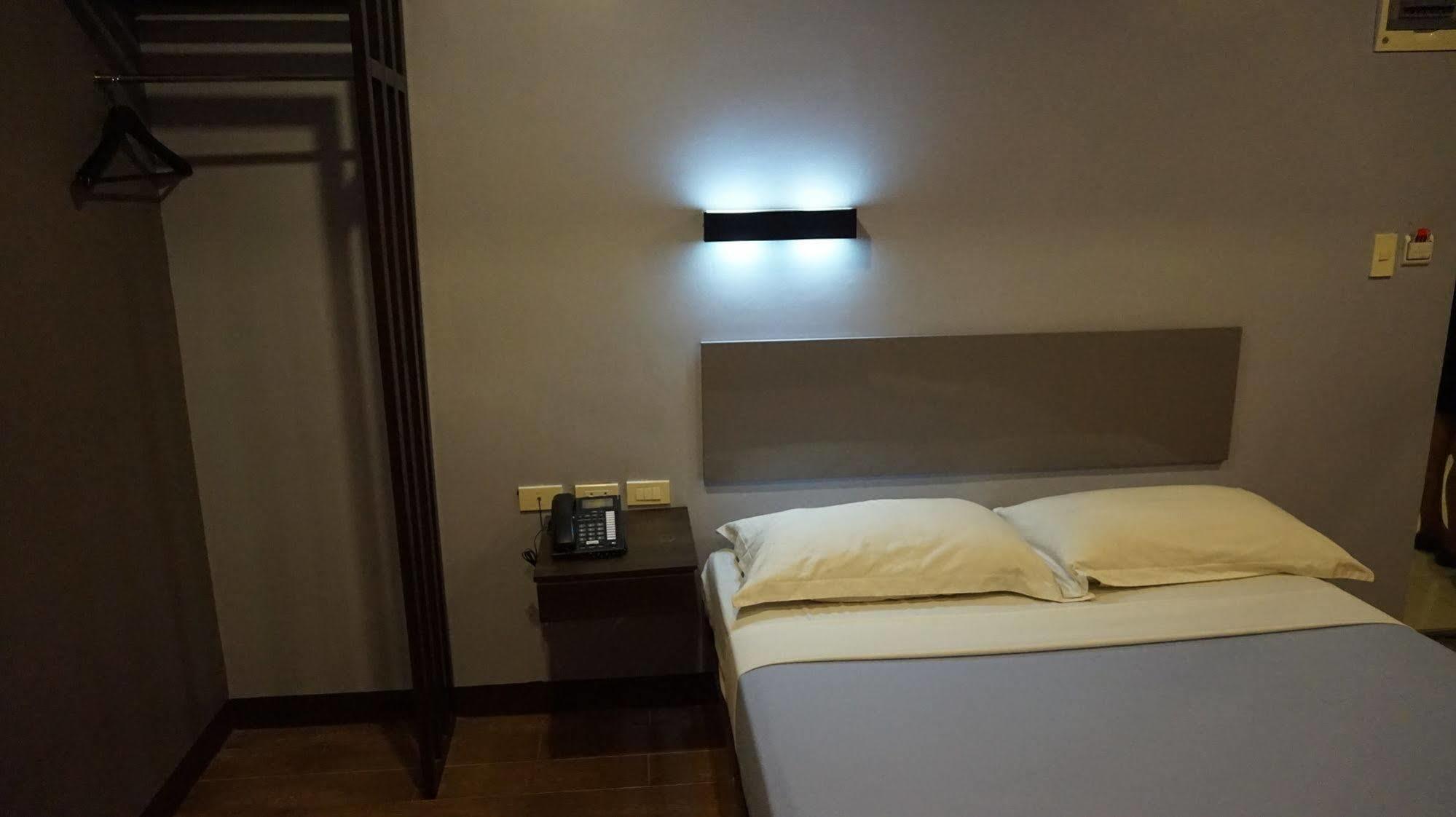 Oyo 637 Fox Hotel Quezon City Exterior photo