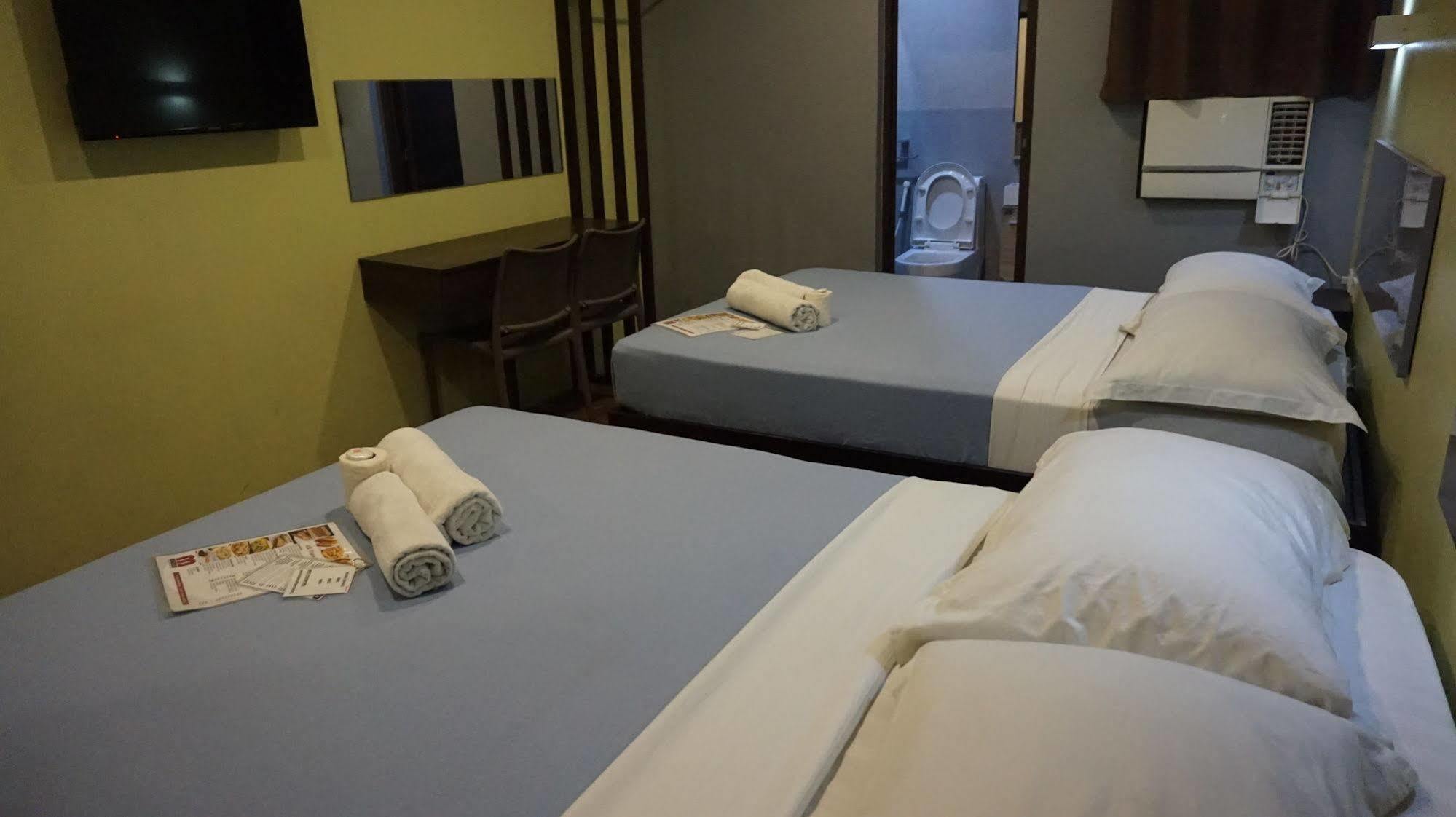 Oyo 637 Fox Hotel Quezon City Exterior photo